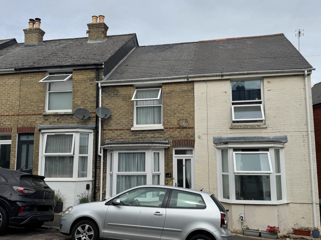 Lot: 149 - TWO-BEDROOM MID-TERRACE HOUSE FOR INVESTMENT - Mid terrace house with brick exterior